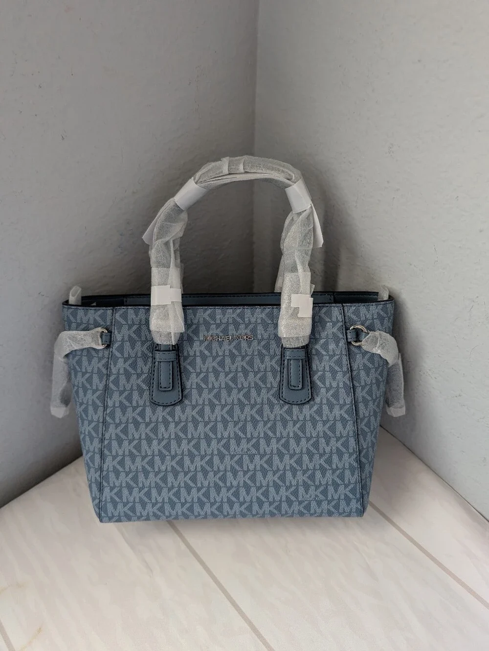 NWT Michael Kors Voyager Extra-Small Signature Logo Tote Crossbody Bag In Denim